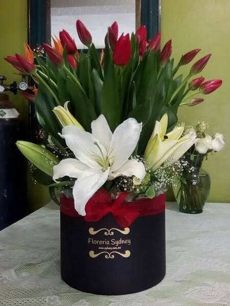 TULIPANES ROJOS (BASE PUEDE VARIAR)